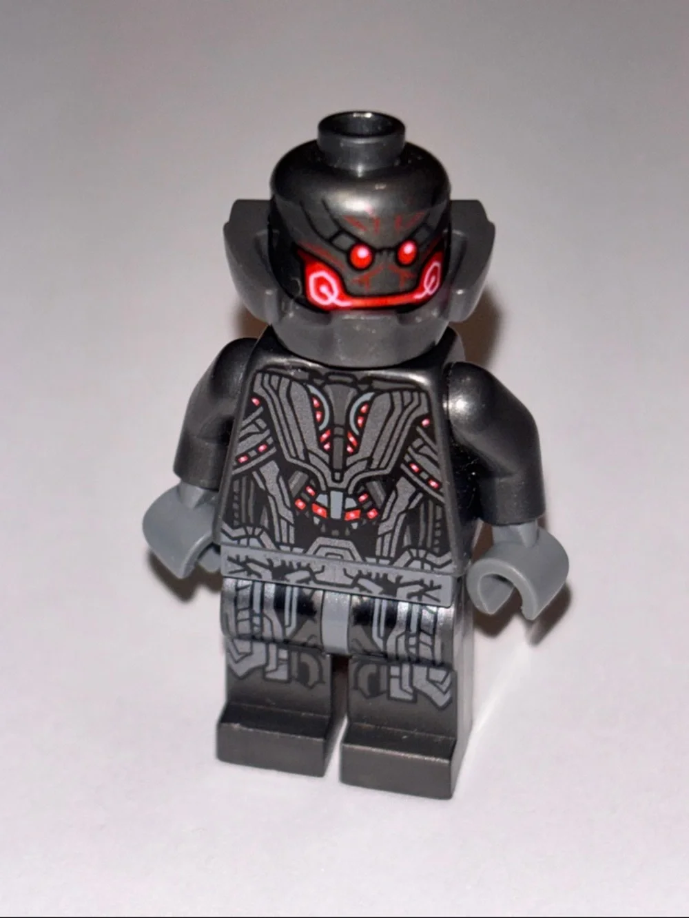 LEGO Black Cyborg Minifigure with Red Accents - Picture 7 of 7